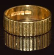 A 22ct gold wedding band / ring with ridged decoration, 5.3g, size M