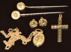 A 9ct gold cross, two 9ct gold charms (2g), 18ct gold pendant on 18ct gold chain (3.5g) and two 15ct