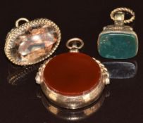 A 9ct gold swivel fob set with bloodstone and agate and two 9ct gold seals/ fobs set with quartz and