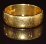 A 22ct gold wedding band / ring, 5.1g, size I