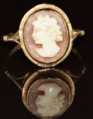 A 9ct gold ring set with a cameo, 2.7g, size M