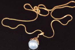 An 18k gold pendant set with a freshwater cultured peal (12mm), on 18k gold chain, 2.7g, 42cm