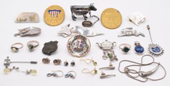 A collection of silver jewellery including ring set with malachite, brooch depicting a cat and birds