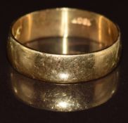 An 18ct gold wedding band / ring, 7g, size W