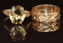 A 9ct gold ring set with an oval cut quartz and a 9ct gold wedding band / ring, 6.2g, size O