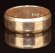 A 9ct gold wedding band / ring, 3.4g, size L
