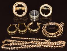 Two 9ct gold ring mounts, 9ct gold pendant mount, 9ct gold wedding band / ring, three 9ct gold