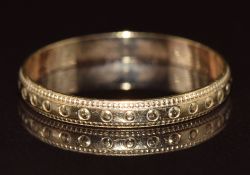 A 9ct gold wedding band / ring, 1.2g, size S