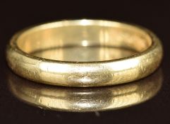 An 18ct gold wedding band / ring, 3.2g, size J