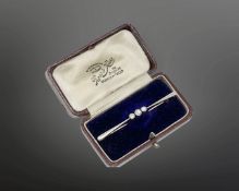 A nice quality 18ct gold and platinum three stone diamond brooch, approximately 0.4ct, 4g.