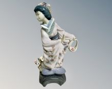 A Lladro Geisha girl, height 21.5cm.