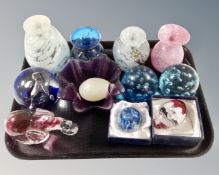 A tray of glass paperweights and mottled glass vases