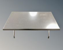 A SM France Stratifie Moule coffee table on metal legs.