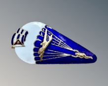 A Cuban airborne jump badge with brass screw back, circa 1980s, boxed.