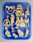 A tray of brass door knockers