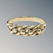 A 9ct gold knot ring, size T. CONDITION REPORT: 2.