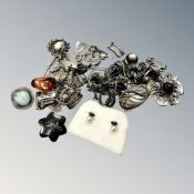 A quantity of jewellery,