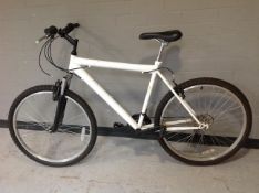 A front suspension mountain bike