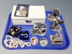 A tray of four metal Lord of the Rings figures, leather trinket box,