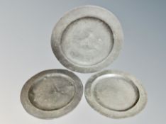 A 19th century pewter charger, diameter 46 cm,