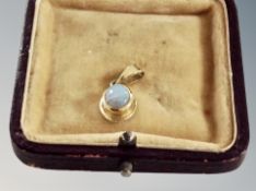 An 18ct gold opal pendant