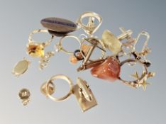 A small quantity of costume jewellery