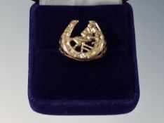 A horse shoe ring in 9ct gold 4.5g.