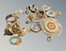 A small quantity of costume jewellery