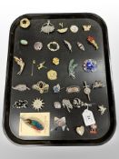 A group of costume brooches (Q)