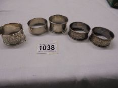 Five assorted silver napkin rings, 76 grams.