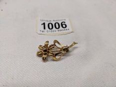 A 9ct gold flower brooch, 2.6 grams.