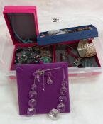 A mixed lot of vintage and modern necklaces/pendants and earrings etc