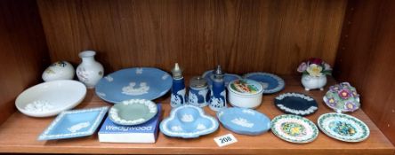 A mixed lot including Villeroy and Boch trinket pot, Wedgwood etc