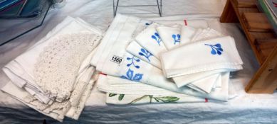 A quantity of linen including tablecloth with matching napkins