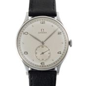 A GENTLEMAN'S SIZE STAINLESS STEEL OMEGA WRIST WATCH CIRCA 1940s, REF. 2340/1 Movement: 15J,
