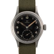 A GENTLEMAN'S STAINLESS STEEL BRITISH MILITARY OMEGA W.W.W. WRIST WATCH CIRCA 1945, PART OF THE 