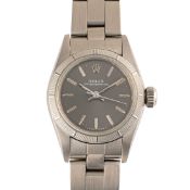 A LADIES STAINLESS STEEL ROLEX OYSTER PERPETUAL BRACELET WATCH CIRCA 1990, REF. 67230 WITH GREY DIAL