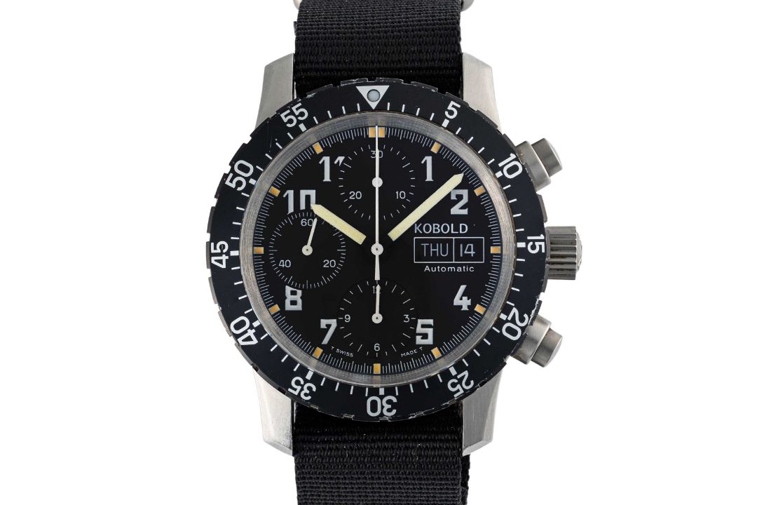 A GENTLEMAN'S SIZE STAINLESS STEEL KOBOLD AUTOMATIC DAY DATE CHRONOGRAPH WRIST WATCH CIRCA 1990s, - Image 1 of 2