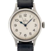 A GENTLEMAN'S STAINLESS STEEL BRITISH MILITARY OMEGA RAF PILOTS WRIST WATCH DATED 1956, WITH NON-