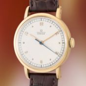 A RARE GENTLEMAN'S LARGE SIZE 18K SOLID OMEGA RG CHRONOMETRE CENTRE SECONDS WRIST WATCH CIRCA 1940s,