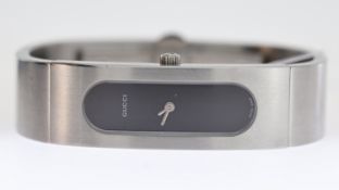 LADIES GUCCI REF 2400 S, approx 14mm black dial, stainless steel bezel and case, Gucci crown,