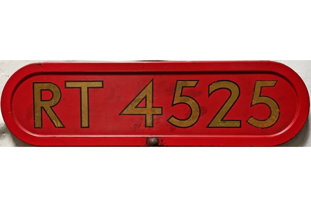 London Transport RT-bus bonnet FLEETNUMBER PLATE from RT 4525. The original RT 4525, a green '