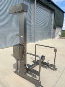 TOTE BIN LIFTER AND TIPPER
