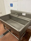 UTILITY SINK WITH SPLASH BACK