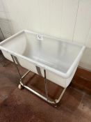 MOBILE MOON SHAPED BATH