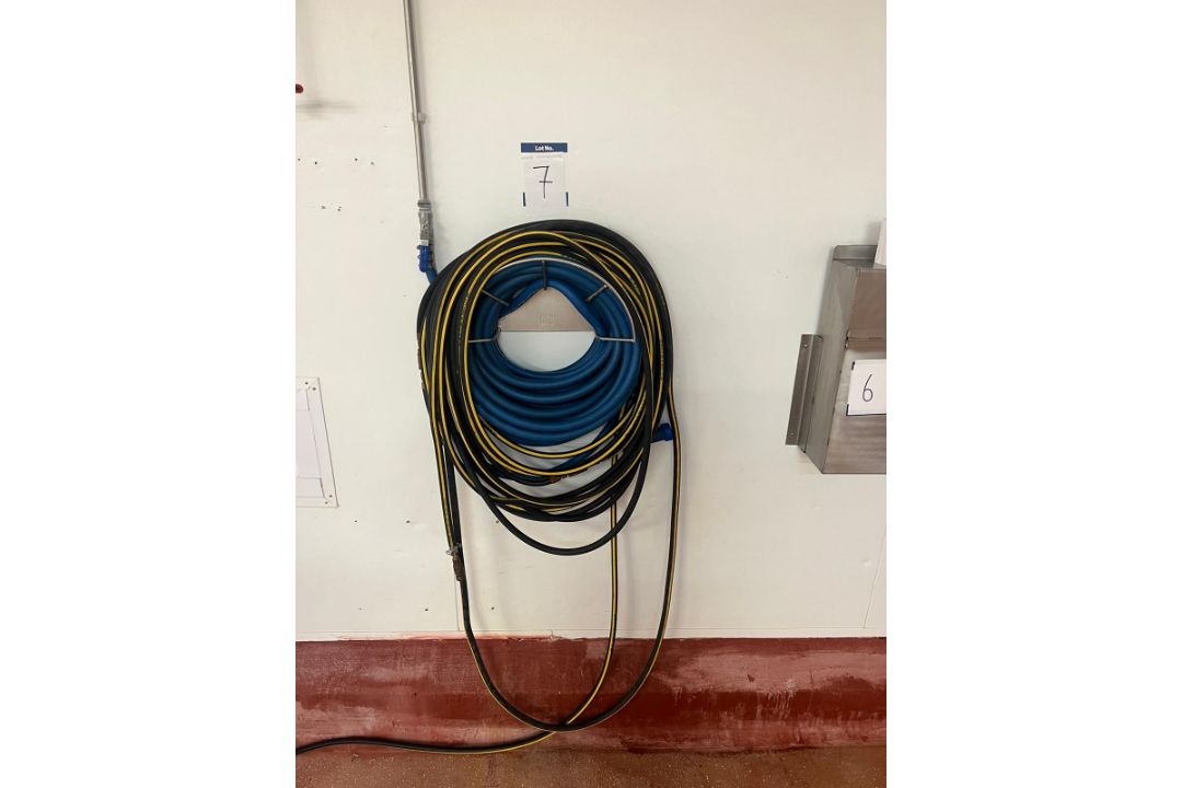 STAINLESS STEEL WALL MOUNTED HOSE HOLDER AND HOSE