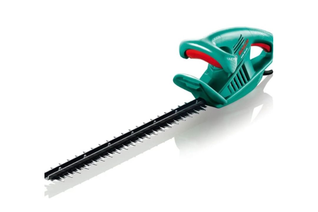 (1C). Lot RRP £115. 2x Bosch Items. 1x Universal Chainsaw 35 1800W 35cm RRP £70. 1x Corded Hedgecut - Image 2 of 3
