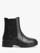 26 Pallets of Raw Customer Returns - Category - SHOES - P20000042