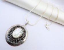 Sterling Silver SUARTI Mother of Pearl Pendant Necklace