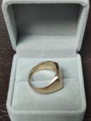 9ct Gold Heavy Gent’s Signet Ring. Size Z